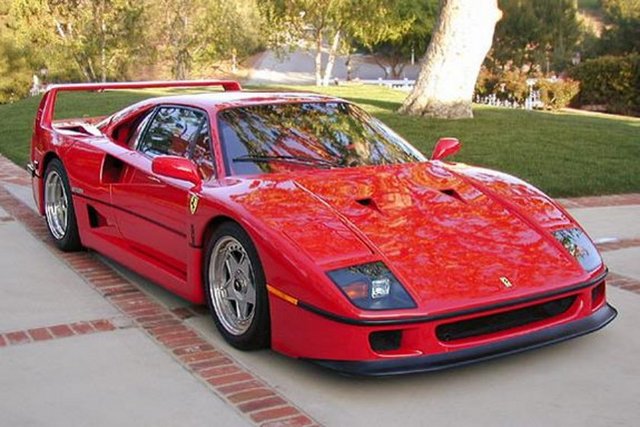 F40: GTO'dan sadece 3 yıl sonra 1987 yılında Ferrari tutkunlarıyla buluşan F40, bu kadar kısa süre arayla yollara çıkan ilk Special Limited Edition modeli olmasıyla dikkat çekmektedir.