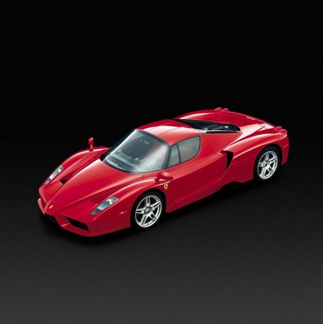 Enzo: Ferrari'nin ikonik süper otomobili 2002 yılında lanse edildiğinden beri Ferrari tutkunlarının en gözde modelleri arasında yer almıştır.