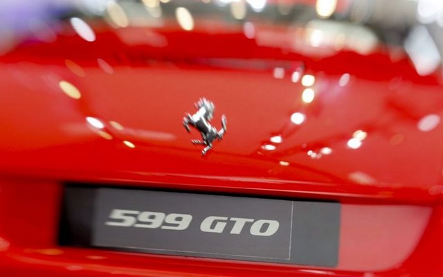 400 beydir gücünde 2.8 litrelik V8 motorun görev yaptığı GTO, günümüz süper otomobillerine göre daha küçük olsa da mükemmel dengeye sahip tasarımıyla dikkat çekmektedir.