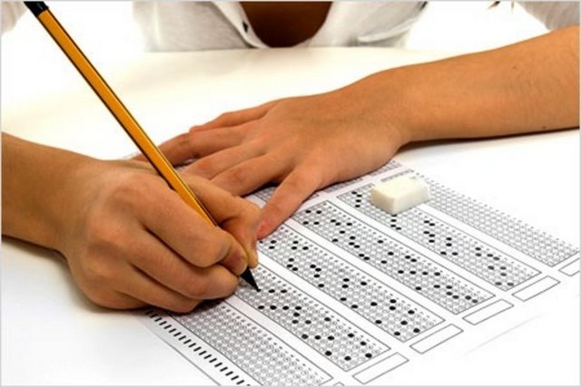 6- Stres, odaklanma sorunu, hafızada tutamama ve yorgunluk hali sınava çalışanların en büyük düşmanıdır. Bu sorun için kolay ve emniyetli doğal destekler kullanabilirsiniz. Doğal desteklerin bir kısmı adaptojenlerden, bir kısmı da enerji üretiminde anahtar rol oynayan ürünlerden seçilebilir. Adaptojenler, vücudumuzu fiziksel ve ruhsal strese karşı hazırlamada yardımcı olur ve daha dirençli kılar. Ko-enzim Q10, B vitamin kompleksi, Rhodiola rosea kök ekstresi ve Propolis gibi doğal destekler zihinsel berraklaşmada, odaklanma yeteneğimizin arttırılmasında, halsizlik, yorgunluk ve stres yakınmalarımızın azaltılmasında yardımcı olmaktadır.