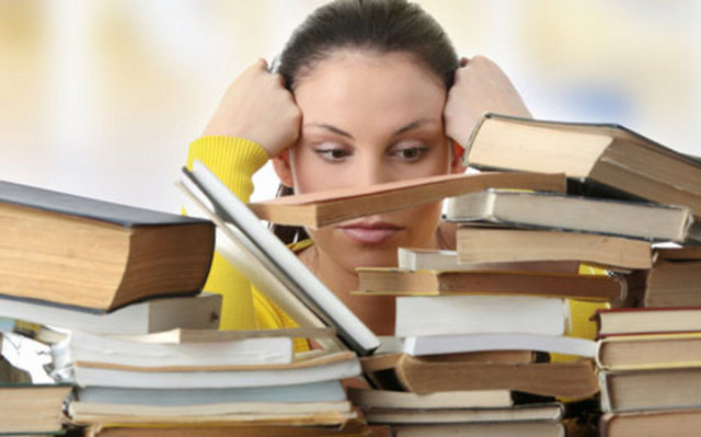 3- Çalışırken aperatif atıştırın ve biraz su için. Vücudunuz ve beyninizin en iyi şekilde çalışması için kaliteli besine ve suya ihtiyacı vardır. Zengin lif içeren atıştırma veya bir parça meyve yiyin. Yeterli enerjiyi sağlayacak kadar yiyin; aşırı miktarda tıka basa yemeyin. Aşırı yemek, kanın sindirim sisteminde daha fazla toplanmasına ve ağırlık çökmesine neden olur.