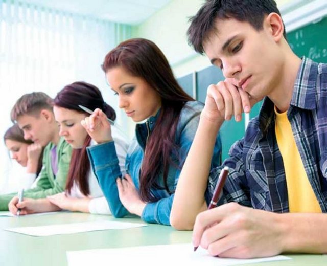 1- Çalışmak için sessiz bir yer bulun. İnsanlara ve diğer dış uyaranlara bağlı gürültü, odaklanmaya zarar verir. Çalışmak için okulda kütüphaneye gidin veya yaşadığınız ortamda sessiz bir ortam oluşturun. Eğer başkaları ile yaşıyorsanız, onlara çalışacağınızı ve bunun için sessiz ortama ihtiyaç duyduğunuzu belirterek yardımcı olmalarını isteyin.