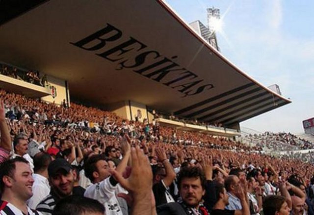 -  -  - Biletleri günler öncesinden tükenen ve kapalı gişe oynanan tarihi stattaki tarihi derbiye 32 bin 'şanslı' Beşiktaş taraftarı tanıklık etti ve son anda gelen golle de adeta bayram sevinci yaşadı.