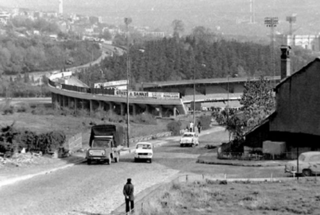 Süper Lig'in 24. haftasında oynanan Beşiktaş-Fenerbahçe karşılaşması, Türk futbol tarihine damga vuran, birçok tarihi maça ve olaya tanıklık eden BJK İnönü Stadı'nda oynanan son derbi olarak tarihe geçti.  -