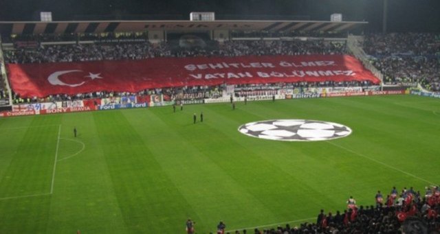 - İki takım arasında son derbi bu sezon başında, 26 Ağustos 2012 tarihinde yapıldı ve Süper Lig maçı 3-3 bitti.