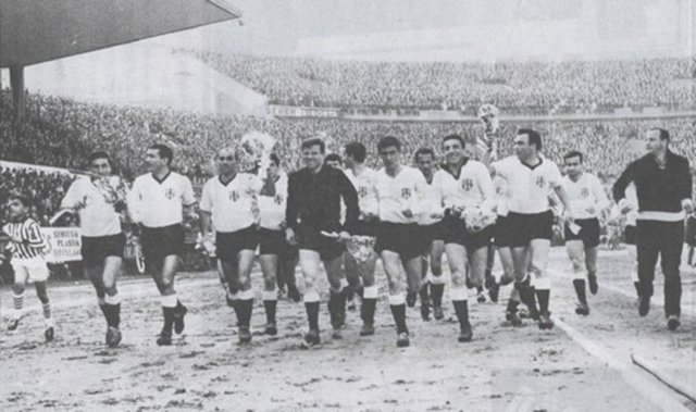 -  - İnönü Stadı'nda ilk derbi, 1948 yılında Fenerbahçe ile Galatasaray arasında oynandı.