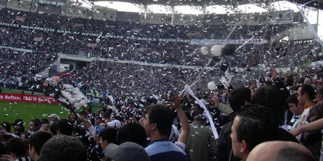 -  - Galatasaray'ın Türk Telekom Arena'ya taşınmadan önce Ali Sami Yen Stadı'nda oynanan son derbiden siyah-beyazlı takım 2-1 galip ayrılmıştı.