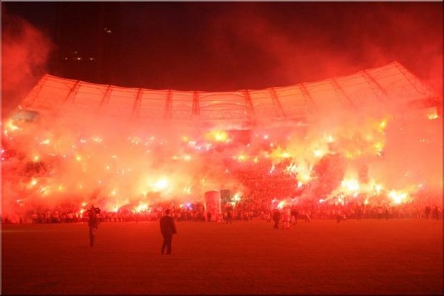 - Beşiktaş ile Fenerbahçe, İnönü Stadı'nda ilk kez 10 Ekim 1948 tarihinde İstanbul Amatör Ligi maçında karşılaştı ve Beşiktaş bu maçı 3-1 kazandı.