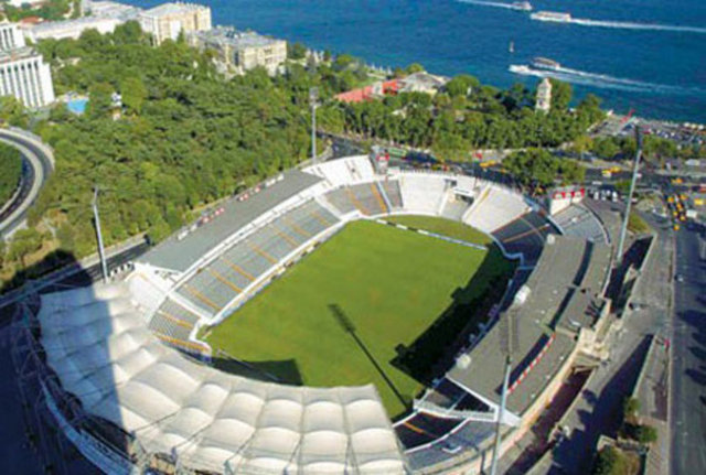 - Bu stadyumdaki ilk golü de o zamanlar Beşiktaş'ın futbolcusu olan, siyah-beyazlı kulübün onursal başkanı Süleyman Seba 40. dakikada attı.