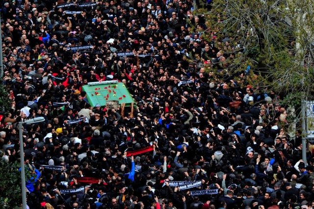 Gürses'in sanatçı arkadaşları ve sevenleri cami avlusunu tıklım tıklım doldurdu.