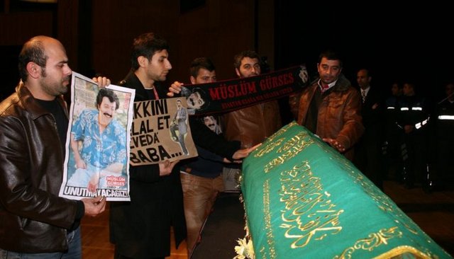 - Öğle namazından sonra cenaze namazına geçildi.