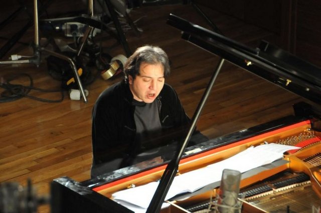 "Müslüm baba'ya acil şifalar diliyorum, en derin hislerimle; dayansın ve yaşamak kazansın, hayata dönsün isterim. En sert tartışmalarda en ağır sözleri karşılıklı söylemiş olsak bile, bu hayatta bambaşka müzik kulaklarımız, bambaşka gelecek hayallerimiz olsa bile, sonuçta bütün kavgalar da insanidir, bir insanın yaşama dönmesini istemek de insanidir, sonuçta insanız, ölümden değil, yaşamaktan yanayız, hayata dön Müslüm baba."