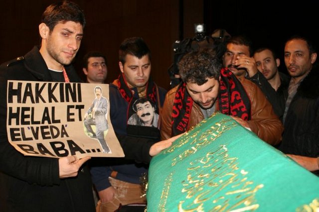 - Cenaze namazı öncesi Kur'an-ı Kerim okundu, tekbirler getirildi.