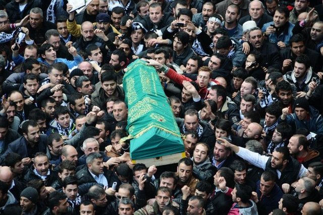 - Arabesk müziğin ünlü isimlerinden Müslüm Gürses içn Teşvikiye Camii'nde cenaze namazı kılındı. Namaza, siyaset, sanat ve iş camiasından çok sayıda isim katıldı. Duaların okunduğu, tekbirlerin getirildiği namazın ardından Gürses son yolculuğuna uğurlandı.