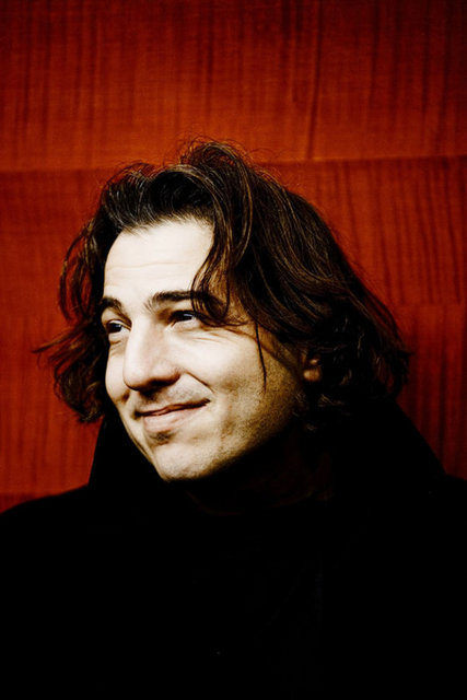 'Arabeski sevmek vatan hainliğidir' sözleri nedeniyle büyük tepki alan ünlü Piyanist Fazıl Say, arabesk sanatçısı Müslüm Gürses'in cenazesine çelenk yolladı.