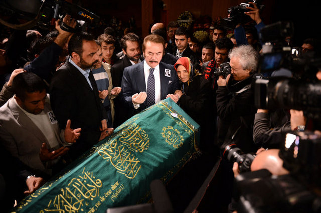 Ünlü sanatçının naaşı toprağa verilmek üzere Zincirlikuyu Mezarlığı'na götürüldü.