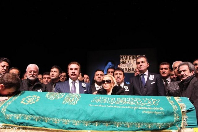 Ayrıca Gürses sevenleri de cami avlusunu ve çevredeki sokakları doldurdu.