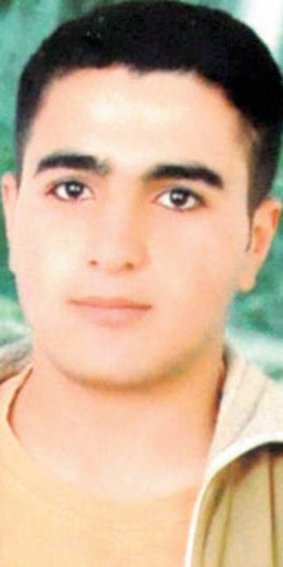 577 GÜNDÜR REHİN - Reşat Çeçan - Er - Diyarbakır-Bingöl karayolunda 6 Ağustos 2012'de kaçırıldı. Urfa Suruçlu. - 'Kardeşimgerilla, ben asker ya o beni vuracak ya ben onu' - "BURADA ellerinden geldiği kadar bize iyi davrandılar, herhangi bir sorunumuz yok. Tek bir sıkıntımız hasretliktir. Herkese selam gönderiyoruz. Anne babamızın ellerinden öpüyoruz, umarımbir an önce kavuşuruz. Artık kan dökülmesine karşıyız. Benimde bir kardeşimdağdadır. Kardeşim gerilla ben de asker, bir çatışmada karşı karşıya gelsek ya o beni vuracak ya da ben onu. Birbirimizi tanımayacağız. Böyle bir şeyin olmamasını istiyorum. Demek oluyor ki kardeş kardeşi vuruyor. Bir an önce bu kan dursun, barış kardeşlik olsun diyoruz. Halkımıza bu sesimizi duyuruyoruz. Barış olmasını istiyorum. Buradan devlet yetkililerine, PKK örgütüne sesleniyorum. Ellerinden geldiği kadarıyla bu barışın olması için ne gerekiyorsa hep beraber yapsınlar. Halka da sesleniyorum. Onların da barış için ellerinden geleni yapmalarını diliyorum."