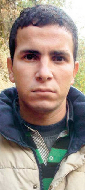 521 GÜNDÜR REHİN - Kemal Ekici - Uzman Çavuş - 1 Ekim 2011'de Şırnak'ta kaçırıldı. - 'Ailemin de katkıda bulunmasını istiyorum' - "YAKLAŞIK 18 aydan beri buradayım. Sağlık durumum çok şükür iyidir. Aileme de buradan selamlar söylüyorum. Ailemin de bu süreçte dik durmasını bekliyorum. Ailemin de katkıda bulunmasını istiyorum. Bu süreci radyodan dinliyoruz. Olursa olumlu yönde Hakk'tan hayırlısı diyoruz."