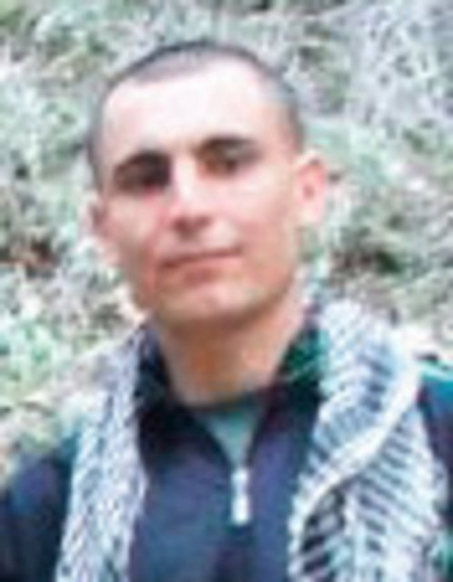 577 GÜNDÜR REHİN - Ramazan Başaran - Er - Diyarbakır-Bingöl karayolunda 6 Ağustos 2012'de kaçırıldı. - 'Umarım en yakın zamanda kavuşuruz' - "MARDİNLİYİM. Sağlığımız, durumumuz iyidir. Ailelerimiz bizi merak etmesin. Umarım en yakın zamanda kavuşuruz birbirimize. Tartışmaları radyodan duyduk. Böyle bir görüşme var, umarım iyi olur."