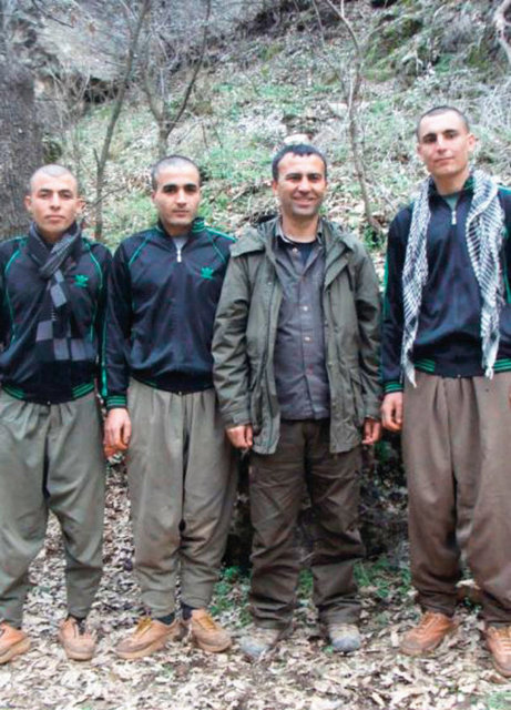 MEMURLAR EŞOFMANLI ASKERLER ŞALVARLI - Kısa sürede bırakılması beklenen 8 rehinenin sağlık durumları iyi görünüyor. Kamu görevlilerinin eşofmanlı olması, 3 ere ise örgüt üyelerinin kullandığı kıyafet giydirilmesi dikkat çekti.