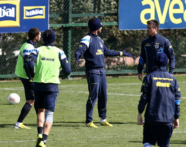 Diğer futbolcular araya girip tartışmayı sonlandırdı.