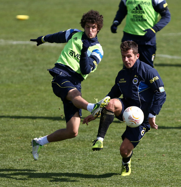 Kaptan Emre Belözoğlu araya girip "O daha genç. Neden böyle davranıyorsun?" dedi.