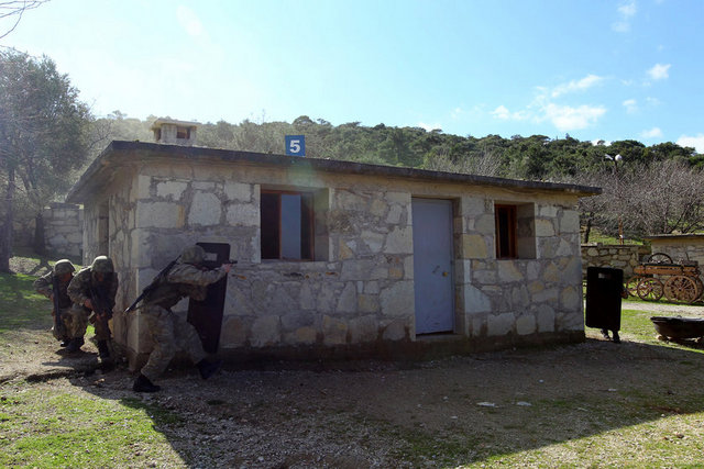 Silah seslerini tanıyarak ateş altında ilerlemeleri, fiziksel ve ruhsal dayanıklılık sağlamaları için eğitimlerinde çatışma ortamları canlandırılan JÖH timleri, şüpheli mağaraya ve eve yaklaşma-arama, pusu ve pusuya karşı koyma, hedefi ilk atışta etkisiz hale getirme senaryolarında başarılı bir performans ortaya koyuyor...