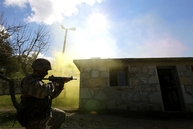 Görev yapacakları bölge özelliklerine uygun arazi şartlarında, gece ve gündüz manevra eğitimi alan timler, haritacılık bilgisi ve Küresel Konumlama Cihazı (GPS) kullanımı, arazi şartlarına uygun kamuflajla gizlenme, dağcılık, suda geçiş tekniklerini de öğrenerek, her türlü doğal ve suni engelleri aşma yeteneği kazanıyor...