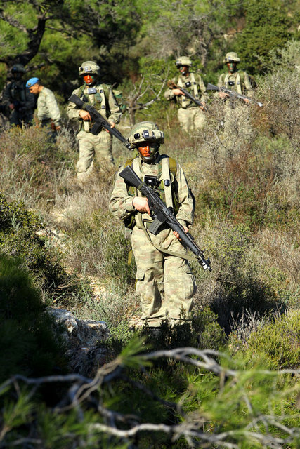 Jandarma Özel Harekat Timleri'nin yetiştirildiği Foça'daki Jandarma Komando Okulu ve Eğitim Merkez Komutanlığı kapılarını açtı...