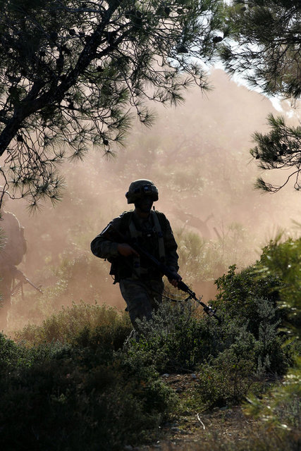 Komandoların, kurgulanan çatışmalardaki atışları, isabetleri ve hareketleri simülatör aracılığıyla bilgisayar ortamına taşınarak eğitmenler tarafından değerlendiriliyor. Eğitmenler, eksik ya da hatalı davranışları belirleyip komandoları uyarıyor...