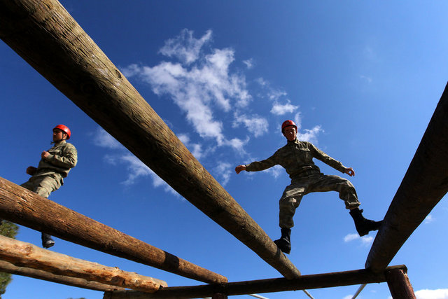 Oldukça zor eğitim parkurlarını aşmayı başaran Türk Silahlı Kuvvetleri'nin vurucu timleri JÖH'ler, doğal afet durumlarında da emniyet ve kurtarma faaliyetlerine de katılıyor...