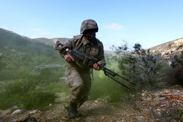 Terörle mücadelede etkin rol oynayan teröristlerin kabusu Jandarma Özel Harekat Timleri'nin, Foça Jandarma Komando Okulu ve Eğitim Merkez Komutanlığı'ndaki zorlu eğitimi görüntülendi...
