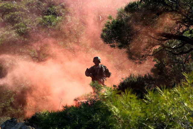 Binlerce askerin arasından seçilen komandolar, yorgunluk ve uykusuzluğa dayanabilme, stres altında doğru karar verebilme, özgüven, silah arkadaşlığı, iklim ve arazi şartları nedeniyle ortaya çıkan engelleri aşabilme ve mevcut silahları etkili şekilde kullanabilme eğitimleri alıyor...