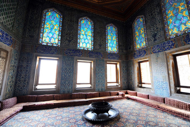 16. yüzyılda padişahların nasıl yemek yediklerine dair bazı bilgiler mevcut. Buna göre padişah yemek yiyeceği zaman, yere ağır sırmalarla işlenmiş bir yaygı serilir, üzerine konan altı ayaklı gümüş bir iskemlenin üzerine ise gümüş bir tepsi konulurmuş. Padişahın yumuşak minderli kısa sediri ve dizine serilecek havlu hazırlanır, tepsiye yemekler gümüş altlıklı, zehiri belli eden çini seramik kaplarda konulur.