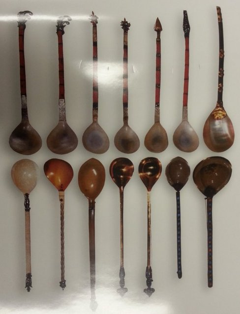 Padişahların her yemek için ayrı kaşık kullanması bir gelenekti.. Saray kaynaklarından, biri sabah ile öğle arası (kuşluk vakti) diğeri ise akşam olmak üzere iki kez yemek yenildiği anlaşılıyor.