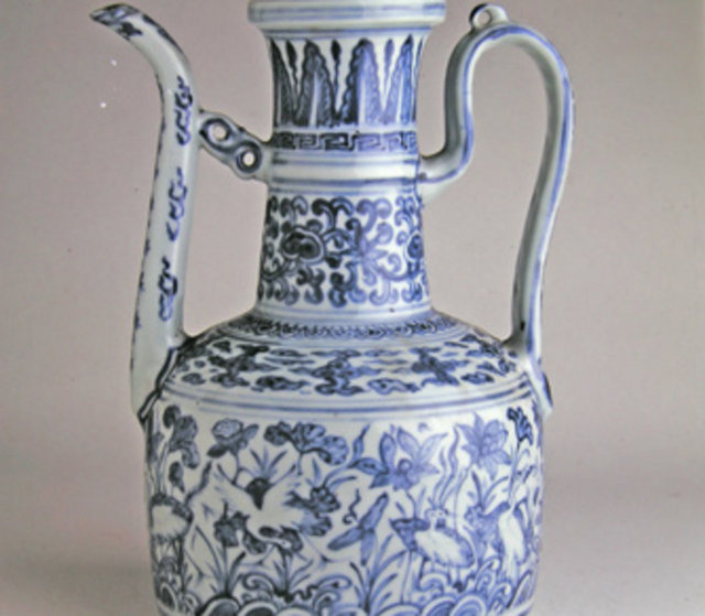 Günde 15.000 kişiye yemek çıkartan Topkapı Sarayı mutfaklarından Fatih dönemine ait olanları çıkan bir yangınla harap olmuştur. Günümüzde görülen mutfak bölümü daha sonra Mimar Sinan tarafından yapılmıştır.(Fotoğraf: Topkapı Sarayı'ndaki Çin ve Japon Porselenleri Koleksiyonu'ndan bir parça)