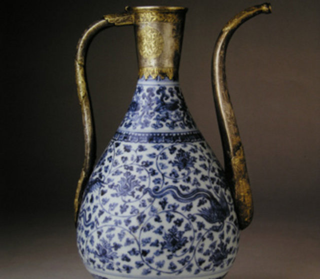 Dolmabahçe Sarayı yapıldıktan sonra 1856 yılında padişahların bu saraya taşınmasıyla sofra adabında da değişiklikler yaşanmış ve yemek masalarda yenmeye başlanmıştır. (Fotoğraf: Topkapı Sarayı'ndaki Çin ve Japon Porselenleri Koleksiyonu'ndan bir parça)