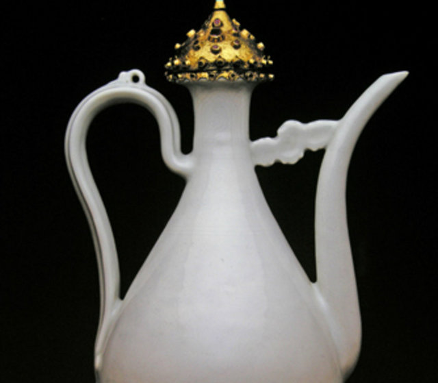 Silahdar ağa kahvesini sunar çuhadar ağa ise şerbet servisi yapardı. (Fotoğraf: Topkapı Sarayı'ndaki Çin ve Japon Porselenleri Koleksiyonu'ndan bir parça) -