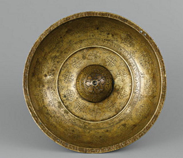 Topkapı Sarayında bulunan ve mutfak eşyaları arasında önemli bir grubu oluşturan bakır işler, Sarayın Mutfaklar bölümünde, Saray halkı için helva, şeker, macun, baklava, sabun ve her türlü tatlıların yapıldığı yer olan Helvâhane'de sergilenmektedir.