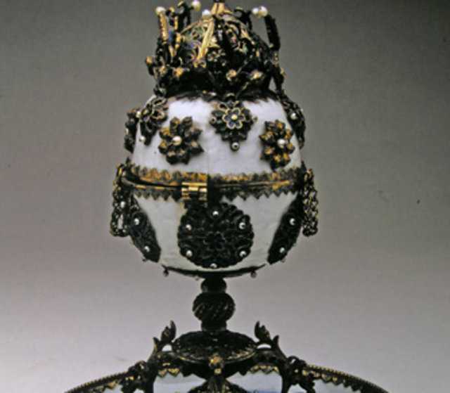 Padişahın yemeklerinden başka hiç kimse yiyemezdi.  Bu yemek küçük tencerelerde sadece padişahın yiyebileceği kadar yapılırdı. (Fotoğraf: Topkapı Sarayı'ndaki Çin ve Japon Porselenleri Koleksiyonu'ndan bir parça)