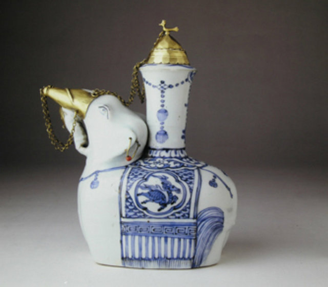 Yemek çaşnigar usta tarafından kontrol edildikten sonra servis edilirdi.Yemek esnasında hekimbaşı da hazır bulunurdu. (Fotoğraf: Topkapı Sarayı'ndaki Çin ve Japon Porselenleri Koleksiyonu'ndan bir parça)