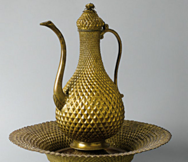 Mutfak eşyaları arasındaki bir önemli bir grup ise tombak kaplardır. Bakıra altın ve civa alaşımı uygulanarak elde edilen ve altına yakın bir renge sahip olan tombak, Osmanlı kültüründeki yerini 16. yüzyılda almış, ancak 17. yüzyılda yaygın olarak kullanılmaya başlamıştır.