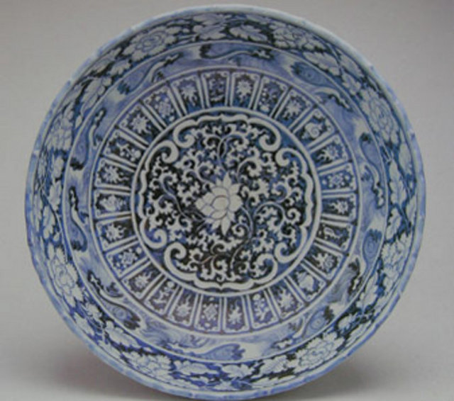 Yemek hazırlandıktan sonra tadına bakılara kontrol edilir ve her birinin kapakları ibrişimle bağlanıp mühürlendikten sonra padişahın bulunduğu yere götürülürdü. (Fotoğraf: Topkapı Sarayı'ndaki Çin ve Japon Porselenleri Koleksiyonu'ndan bir parça)