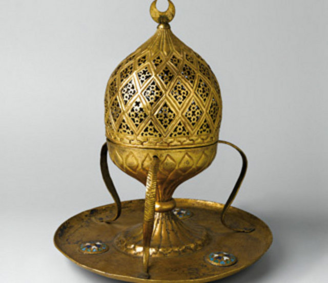 Saray koleksiyonunda, 18. ve 19. yüzyıla ait çok sayıda tombak örneği bulunmaktadır. Bu gruptaki eşyalar arasında leğen-ibrik takımları, gülabdanlar (gülsuyu kabı), buhurdanlar (tütsülük), fincan zarfları, şerbetlikler, su güğümleri, sütlük, küçük servis tepsileri, kapaklı kâseler, çorba tasları, kahve ibrikleri, kepçeler ve sefer tasları bulunmaktadır.