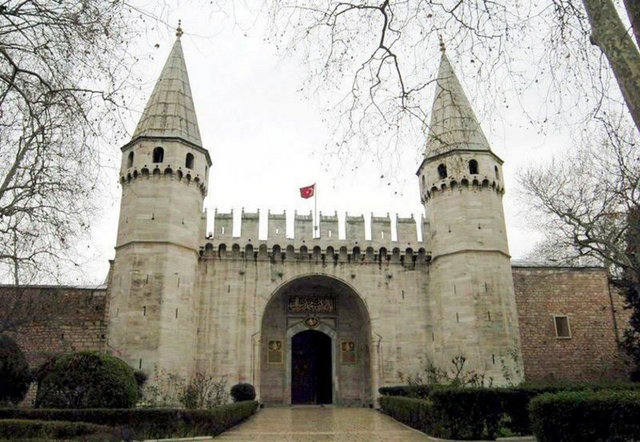 Sultan II Bayezid babasının koyduğu 'hükümdar tek başına yemek yer' kuralına 'yemek servisinin gümüş ve altın kaplarda yapılması'nı da eklemiştir. Bu gelenek daha sonraları bozulmuş, padişahlar içinde zehir olduğunda belli eden seledon kapları etmişlerdir.