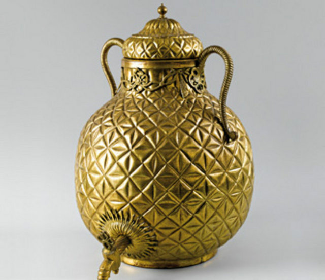 Koleksiyonda ayrıca, taştan yapılmış mutfak kapları, mermer havanlar, renkli taşlardan yapılmış küçük tabaklar, servis tepsileri, şekerlikler ve şerbet kadehleri de vardır.