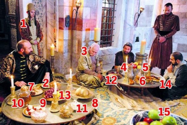 11- KAPAKLI PORSELEN SAHAN: Yıldız porselenlerinden bir örnek. Yani 19. yüzyıl sonları.