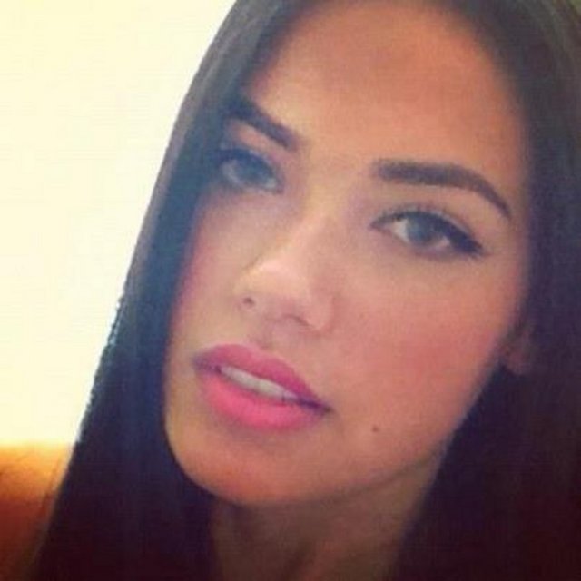 Ünlü futbolcu Tuncay Şanlı'nın sevgilisi ve aynı zamanda Adriana Lima'ya benzerliğiyle dikkat çeken Fatma Gül Fakı Survivor'un kadrosuna dahil oldu.