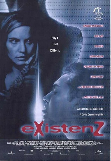 5-Varoluş (ExistenZ) (1999) -  - Bir organik oyun tasarımcısının yaşadığı gizeme odaklanan eser, David Cronenberg'in katkısıyla 'body-horror' eğilimli bir alt tür ürününe dönüşmüştür. Öte dünyaya girişi bedendeki biyolojik poda bağlanan yapay bir göbek bağıyla tanımlayan, bunu da çeşitli kurallarla bir kaçış senaryosuna çevirirken düşünsel katmanları unutmadan elbette... "Varoluş", sanal gerçekliği atari oyunlarından alıp yeni model video oyunlarına taşıma adına işlev üstlenip 'tüketim toplumu'na dil uzatan yapıtlardandır.